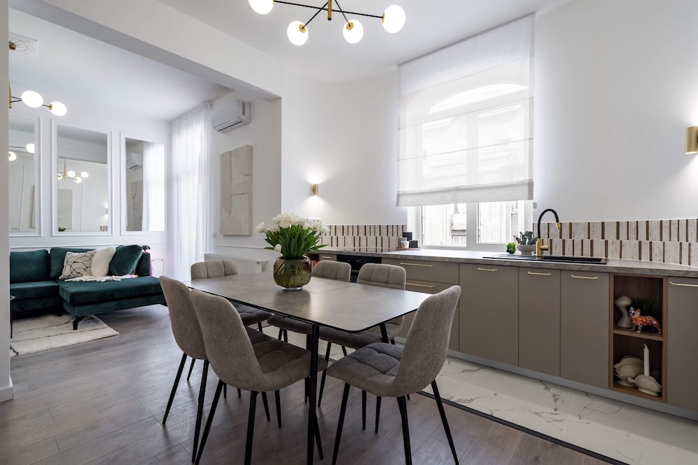 Contemporary Aparthotel 2-BR Flats Near Old Town, Quiet & Serene