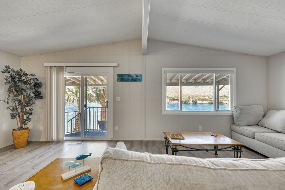 Colorado River Views: Waterfront Bullhead Home