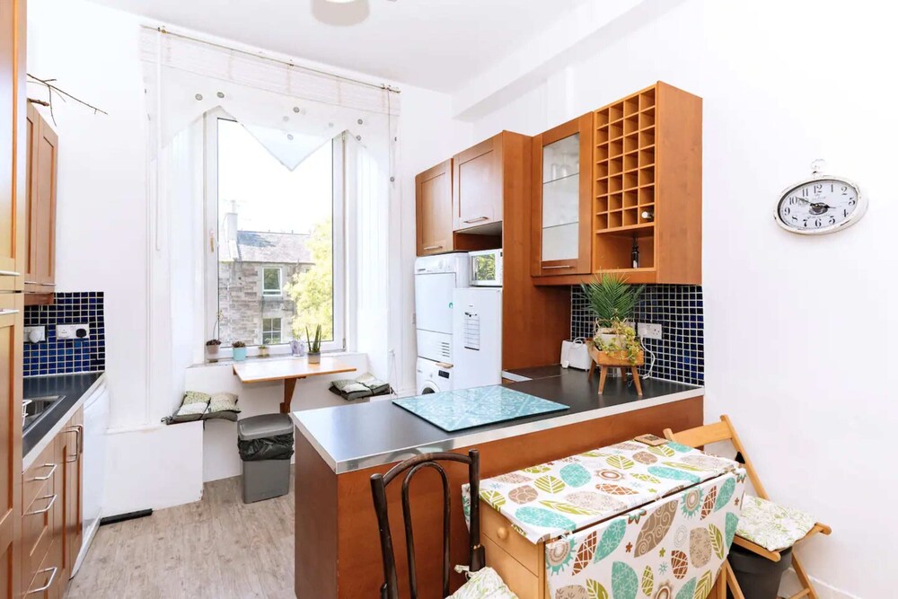 Bright & Spacious 2BD Flat -edinburgh / Ardmillan view 5