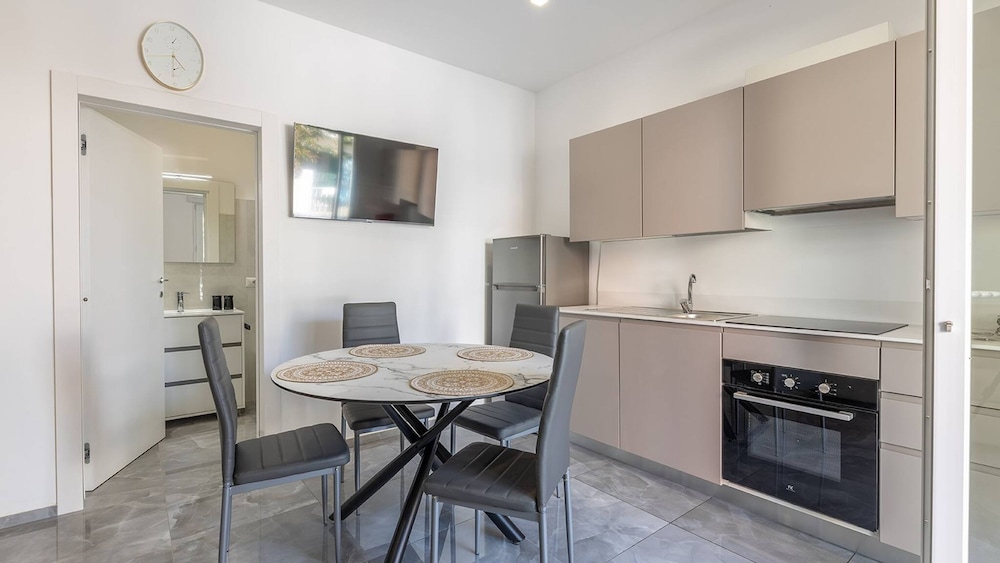 Sole Apartment 1 - Central Marina With Modern Furnishings