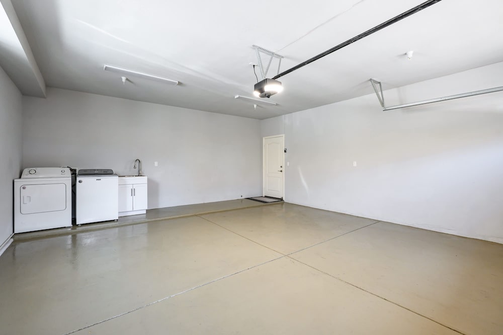 Modern Spacious Home Bright Family Group Friendly