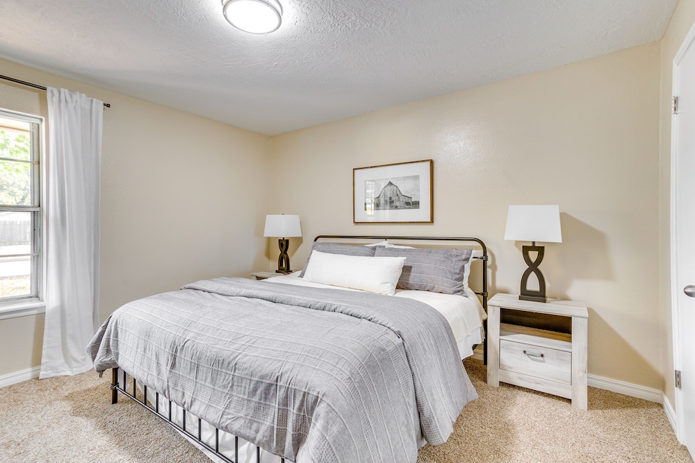 Norman Home w/ Fenced Yard & Grill: 1 Mi to OU! view 5