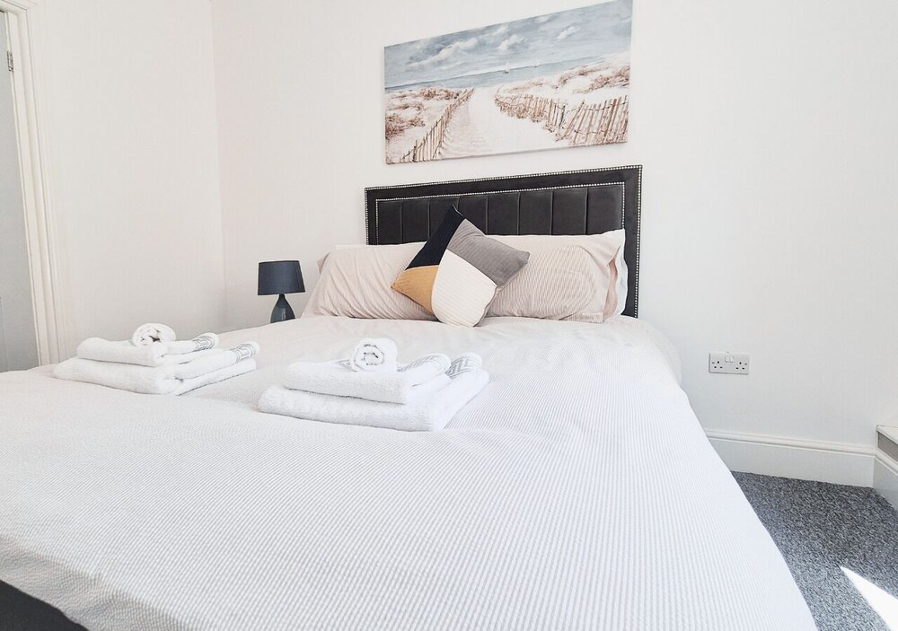 Stylish & Modern 2BR Flat