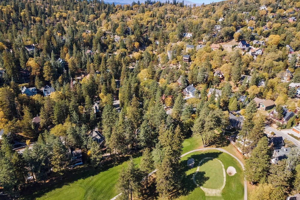 5bdr Stay w/ Fireplace, Game Room & Family-friendly Amenities Arrowhead Chalet by Avantstay