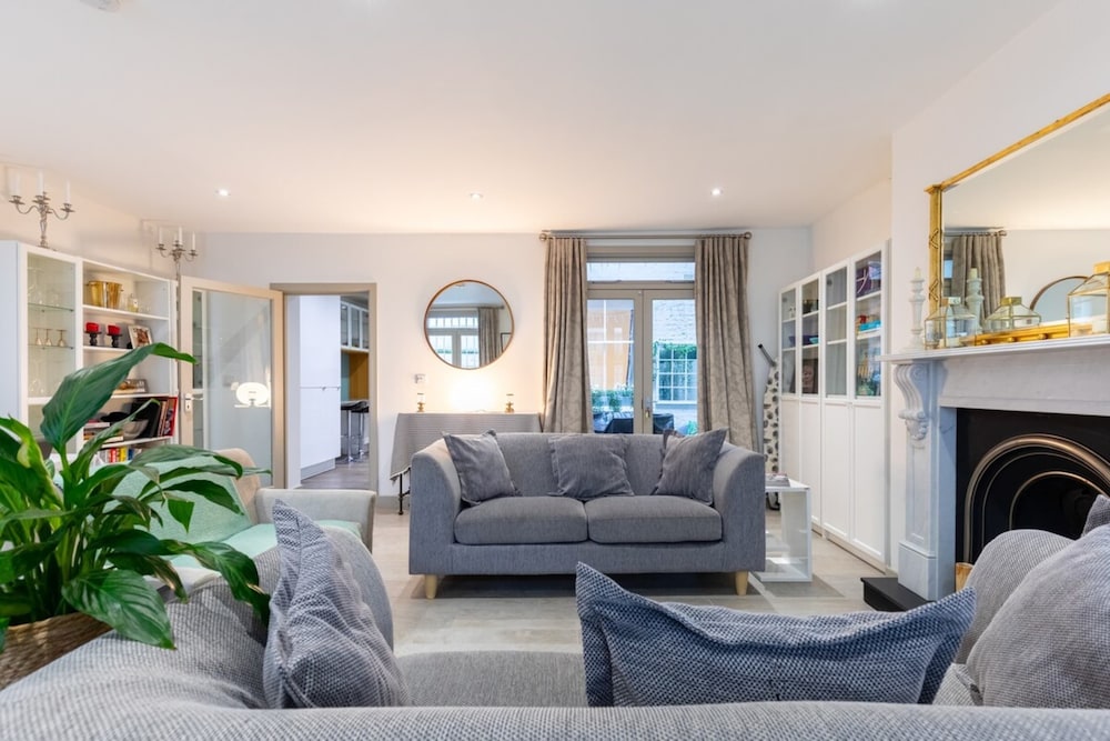 Elegant 2BD Flat 5 Mins to Kensington Gardens!