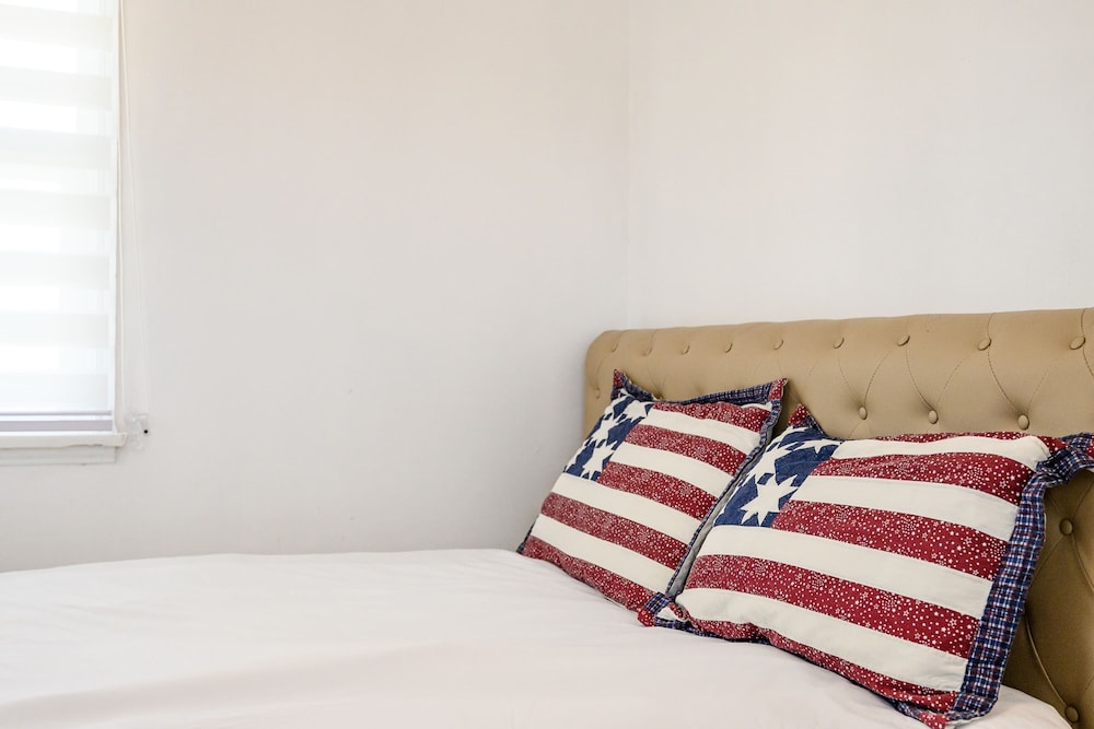 Near LA Cozy Home With Full Kitchen & Laundry