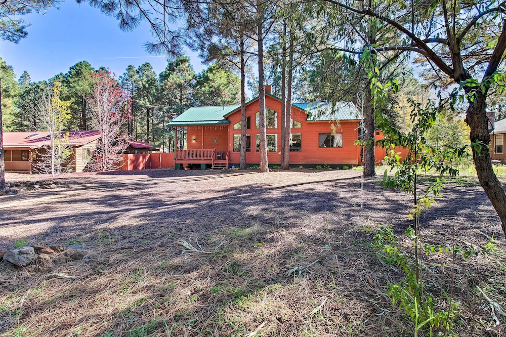 Scenic Deck + Horse Corral: Pinetop-lakeside Cabin view 3