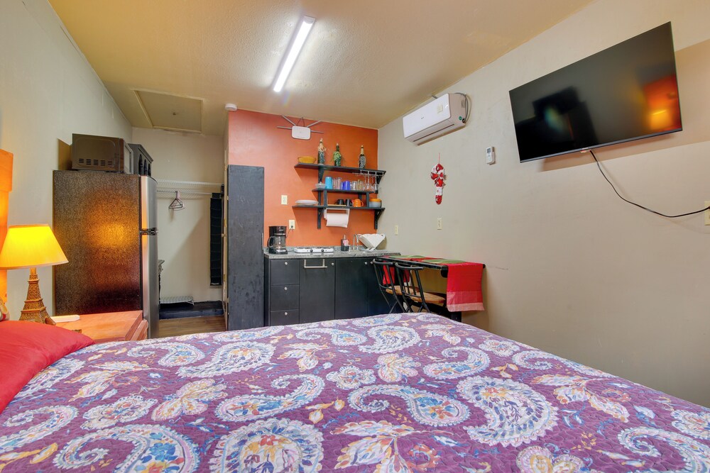 2 Mi to Shopping & Dining: Santa Rosa Studio
