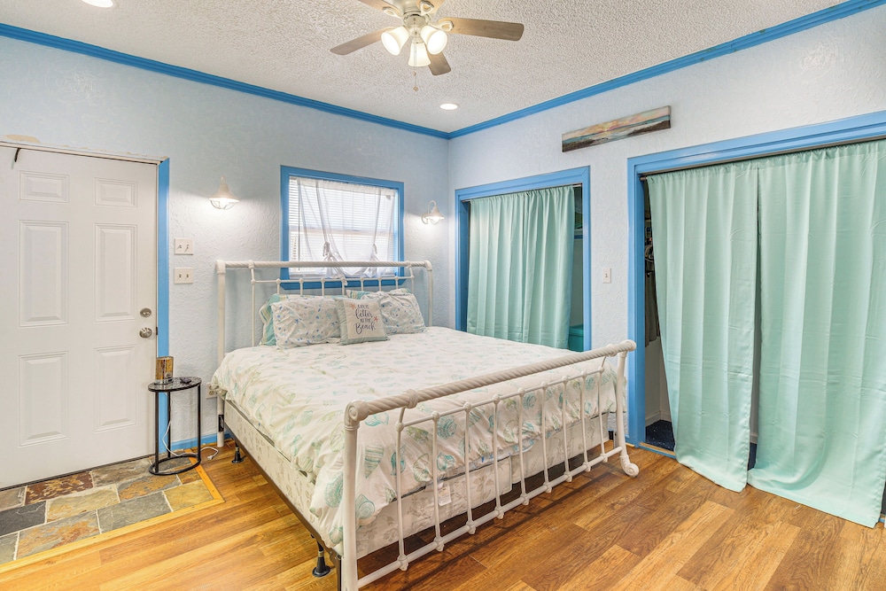 Walk to Beach: Getaway on Bolivar Peninsula!