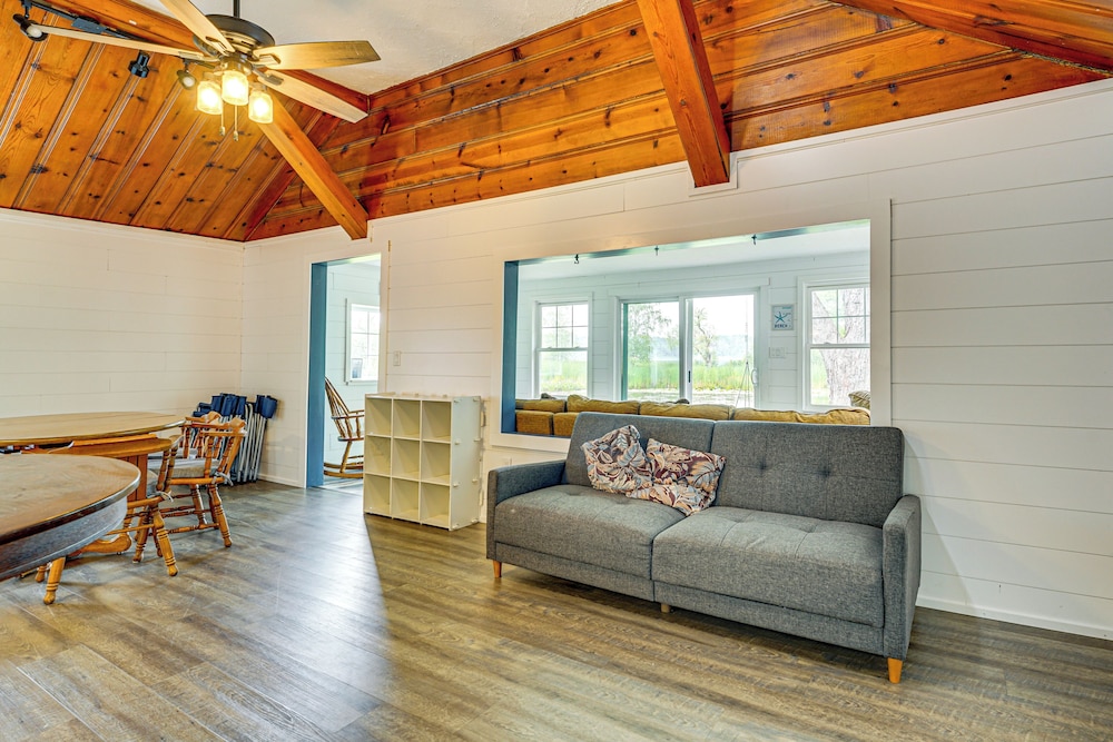 Walk to Cranberry Lake: Quaint Family Cottage