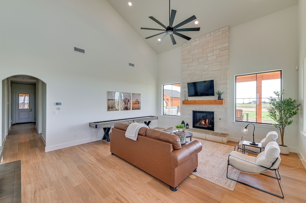 Rural Home w/ Hot Tub < 7 Mi to Winery & Golfing