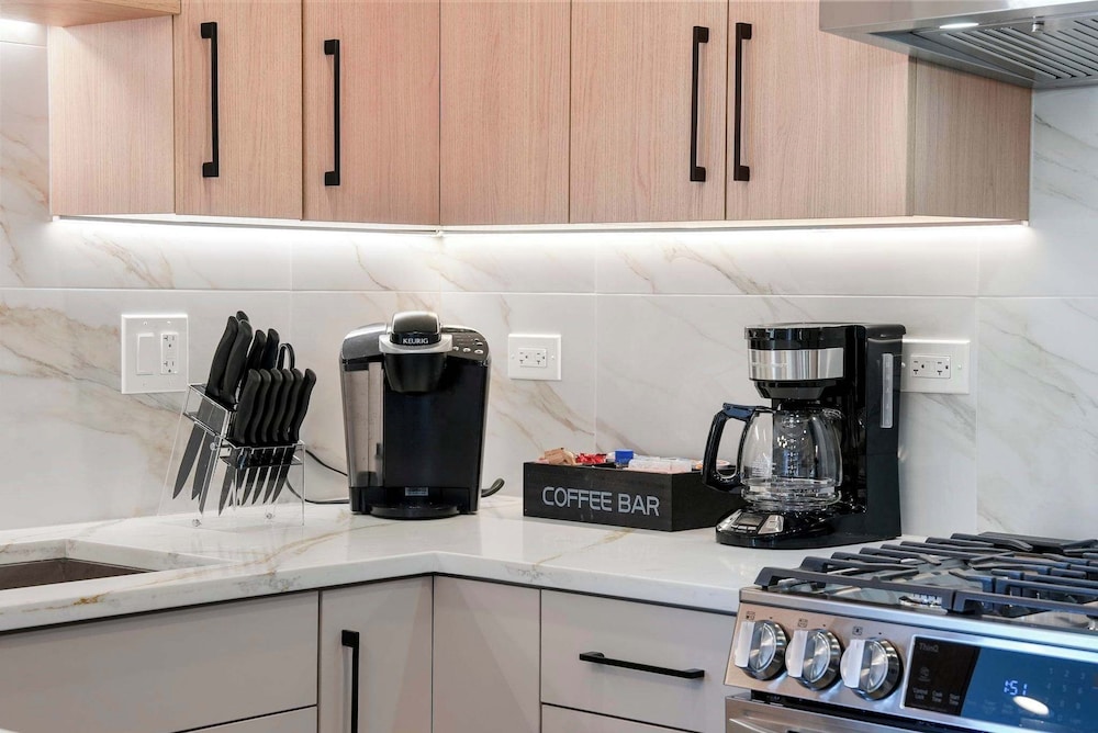 Modern 2br2ba Condo Free Parking and Balcony