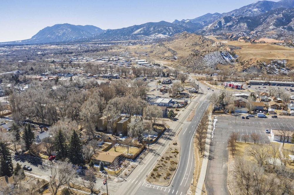 5br💖heart Of Old Colorado City💖dog-friendly view 2