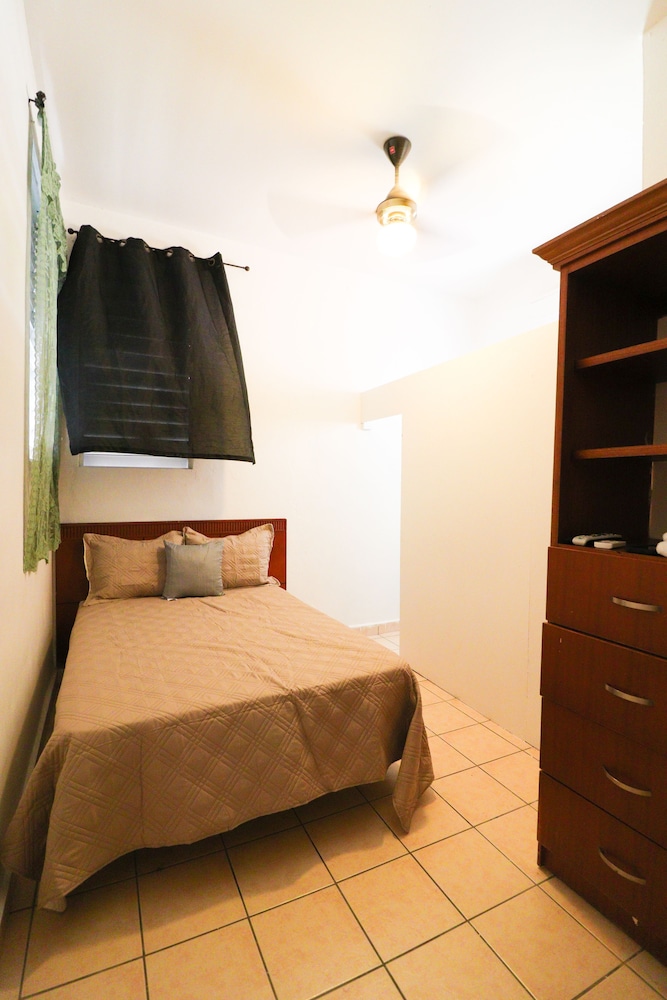 Henry's GuestHouse - Hostel