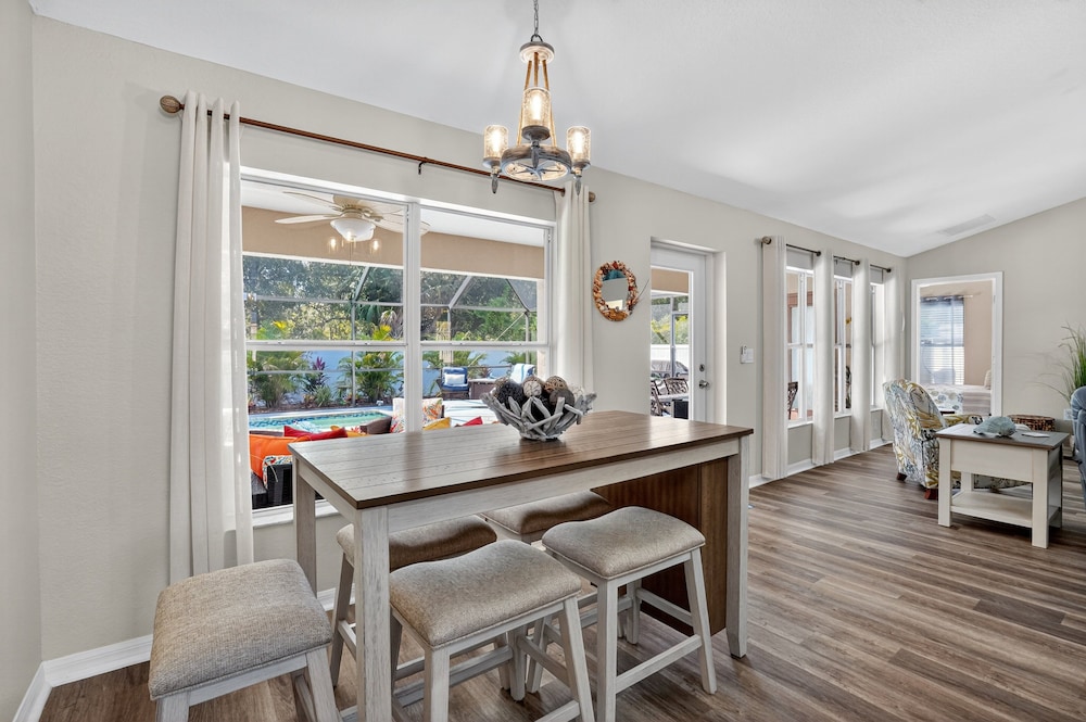 Spacious 4br Retreat With Heated Pool & Spa 4 Bedroom Home