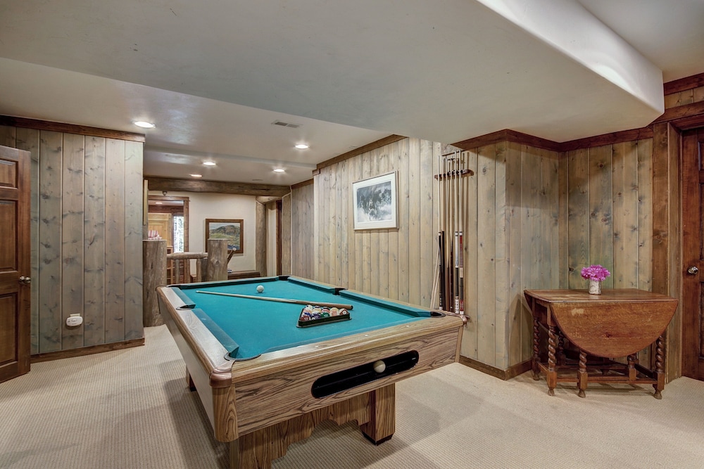 Bear Lodge 6 Bedroom Home by RedAwning