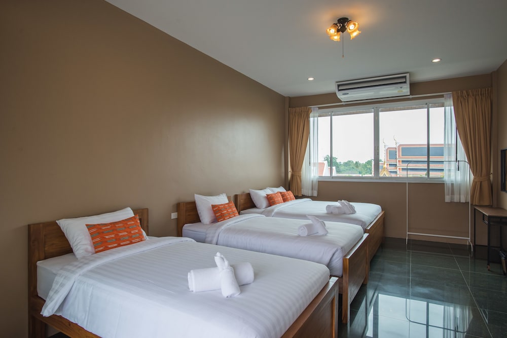 Feung Nakorn Balcony Rooms and Cafe - Image 4