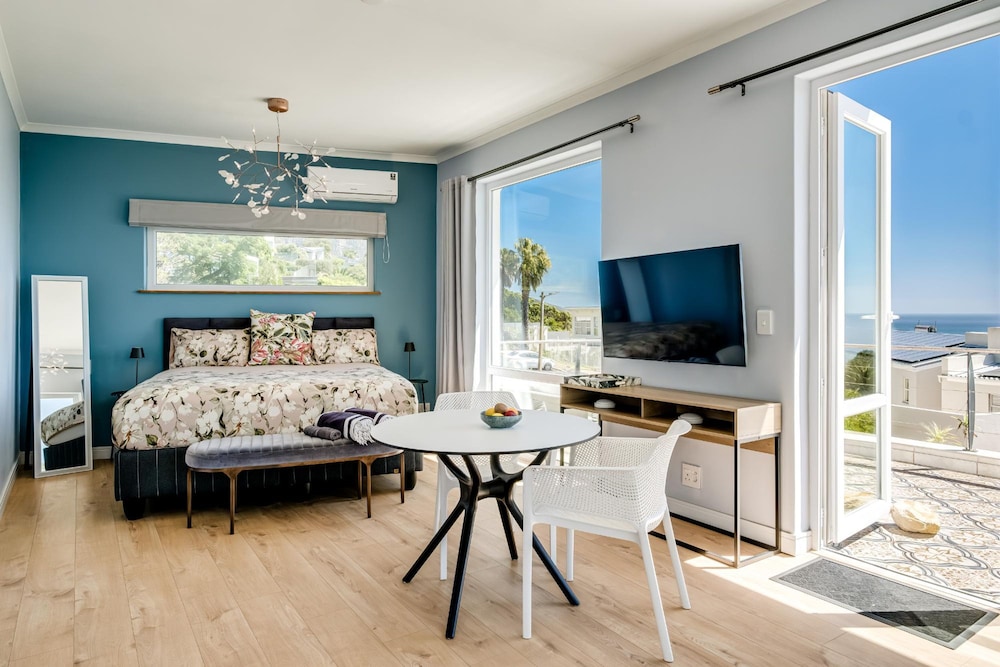 Camps Bay Villa w Pool Gym Studio Aqua Terra