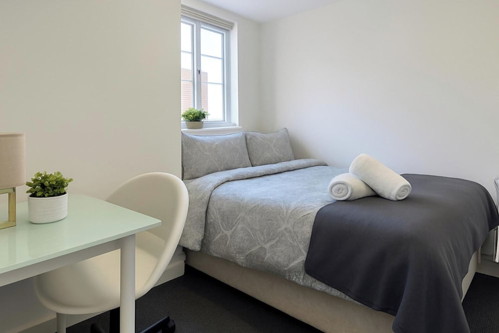 7 Bed House - Sleeps 14 - Parking
