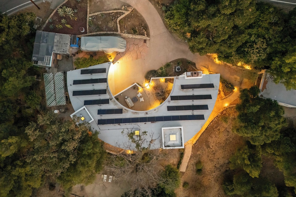 Malibu Hills Home w/ Balcony & Mountain Views Cielo Curve by Avantstay