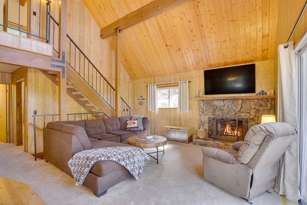 Woodsy Lake Arrowhead Cabin w/ Fire Pit Table