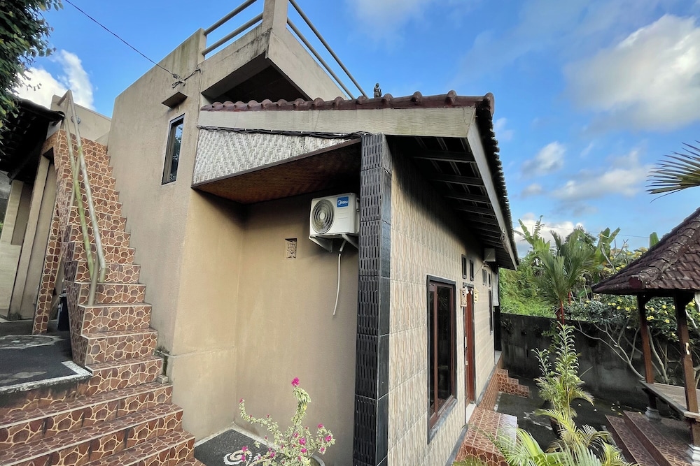 Mongan Homestay Beside The Belulang Hot Spring