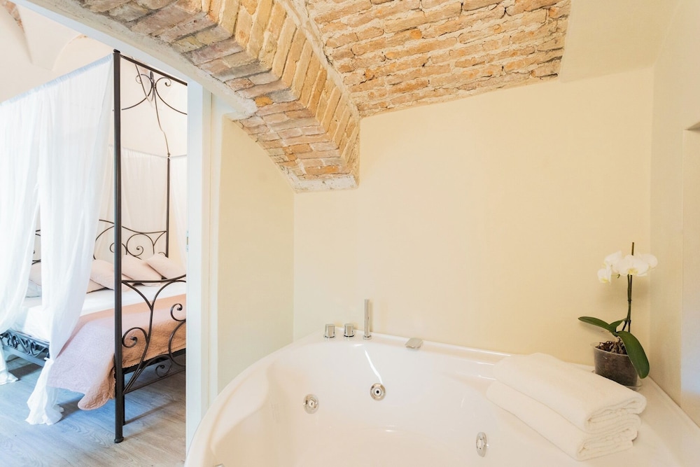 Romantic Escape City Centre With Jacuzzi & Parking by Rent all Como