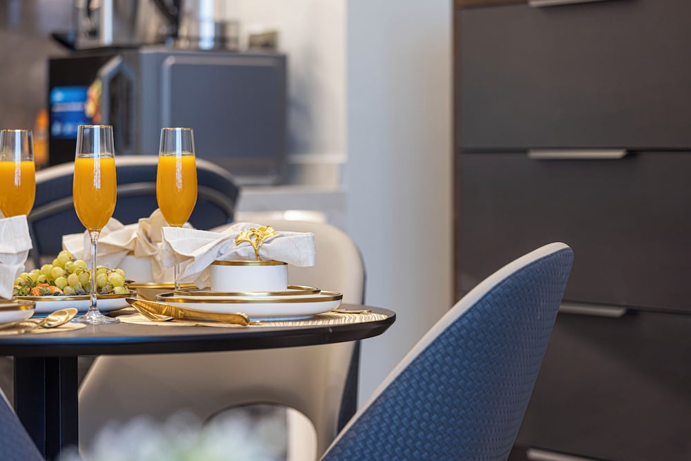 Nobles Suites by Hostiva - City View