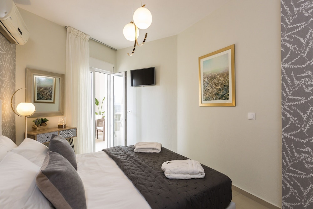 Three Moirai Villa With 2 Heated Pools