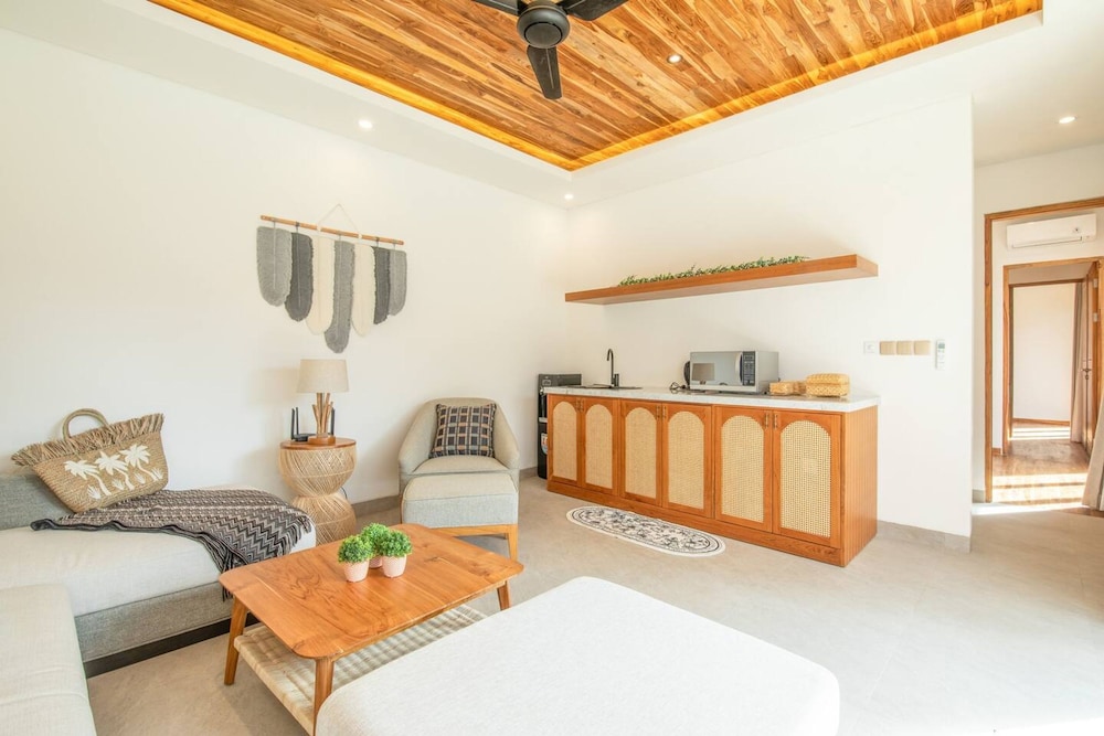 Breeze Opulent 6 BR in With Ocean View 5 Mins to Savaya