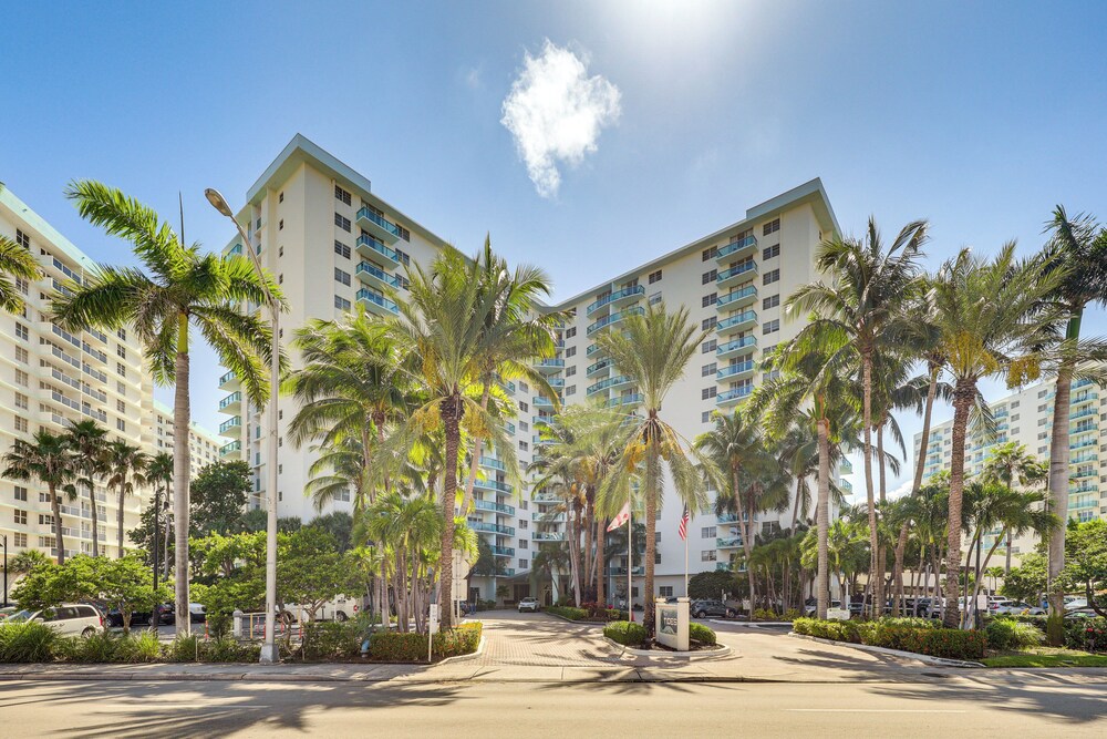 Hollywood Condo w/ Beach Access - Walk to Shore! view 5