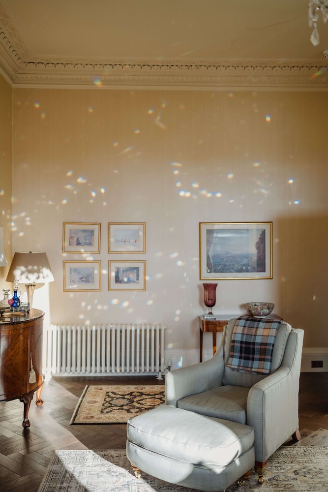 Prestigious Townhouse close to Princes Street