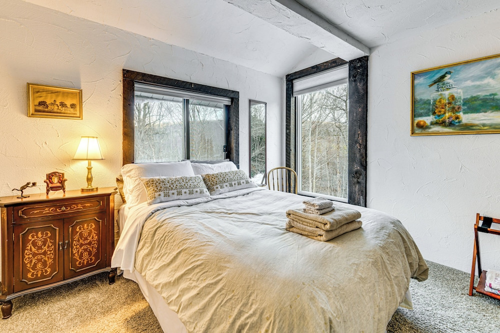 11 Mi to Sugarbush: Eclectic Ski House w/ Hot Tub!