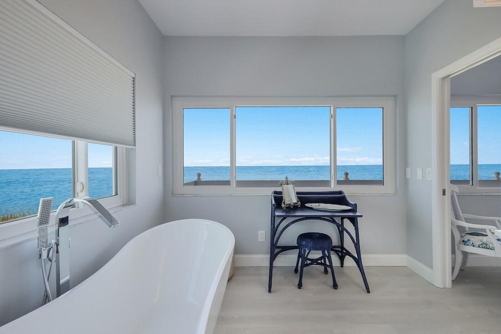 Flamingo Bay 4 Bedroom Home by RedAwning view 4