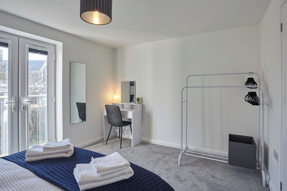 2022 Modern Home In Central Hayle With Parking