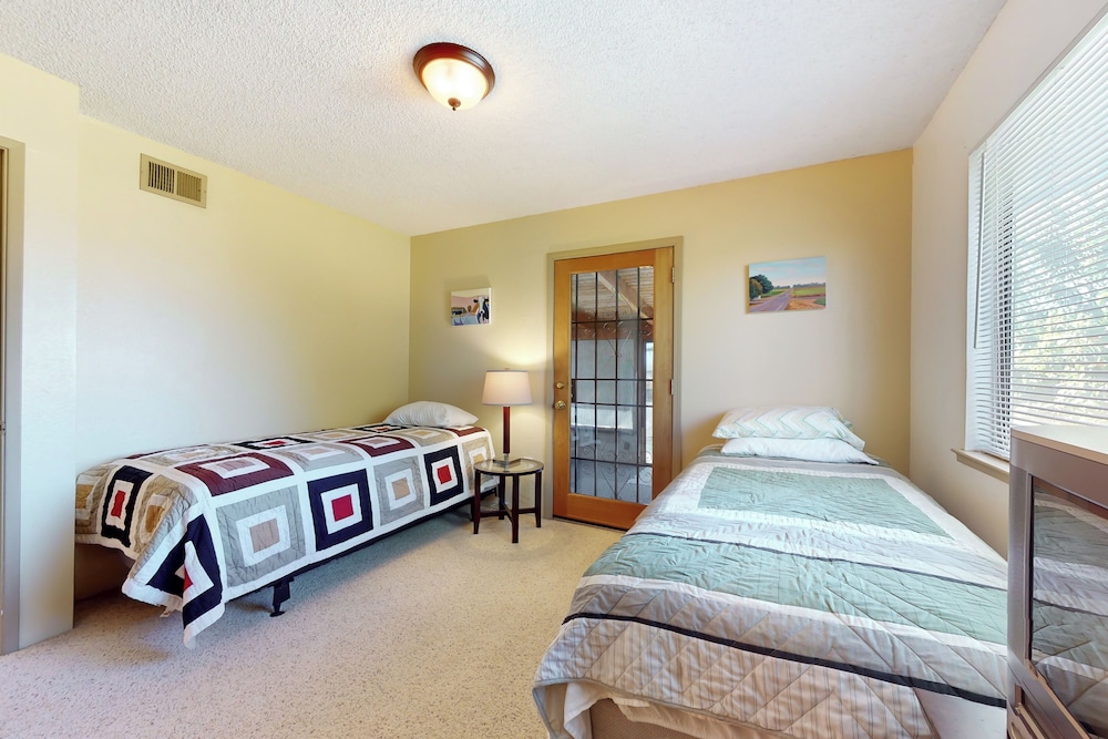 4BR Sierras-view Home w/ Pool & A/C - Dogs OK