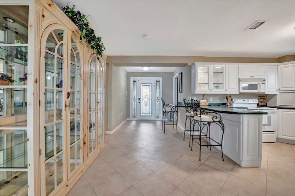 Stones Throw Beachfront Family Suite 3 Views
