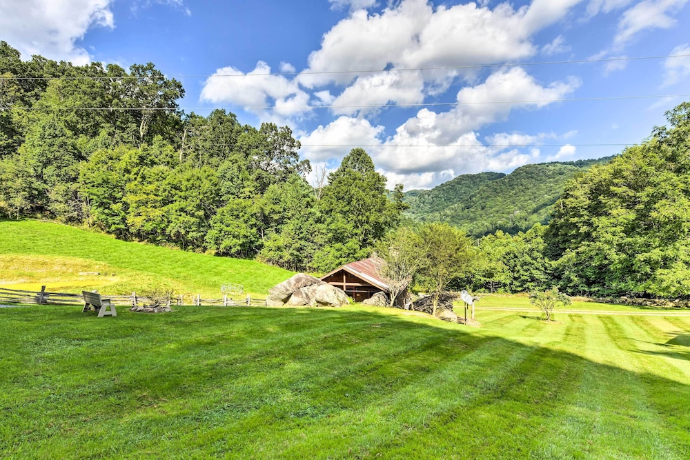'baby Bear' Clyde Cabin on Mountain Farm!