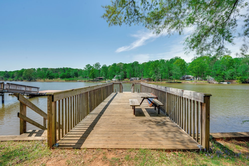 14 Mi to Childress Vineyards: Scenic Fall Retreat