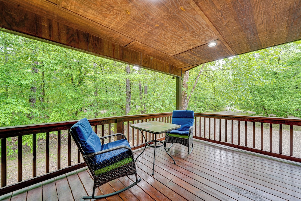 Private Hot Tub & Deck: Woodsy Broken Bow Retreat