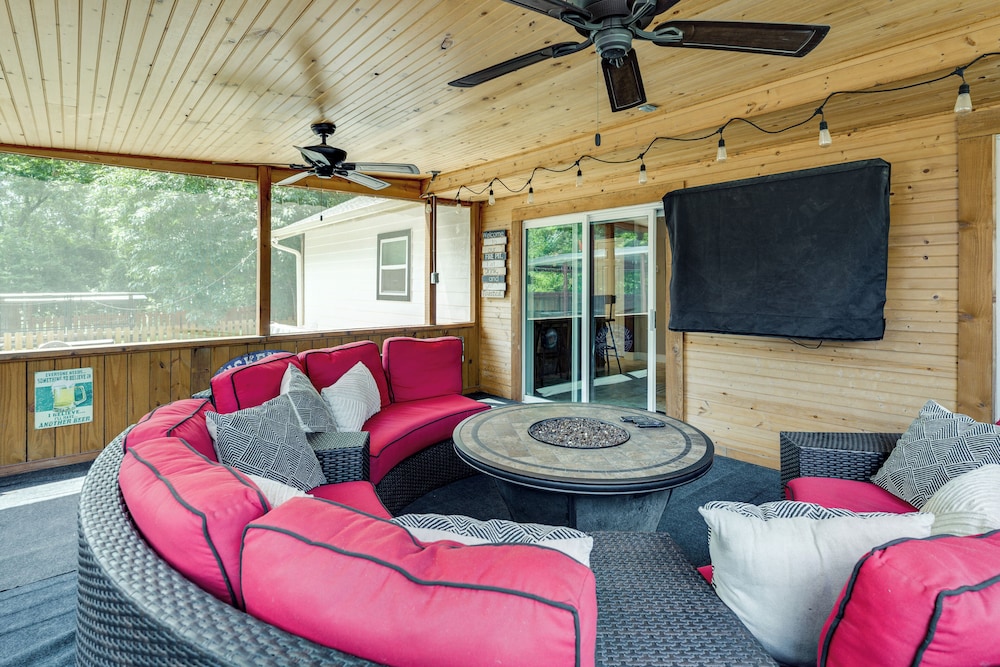 Hot Tub + Outdoor Kitchen: Stylish Home in Bryan