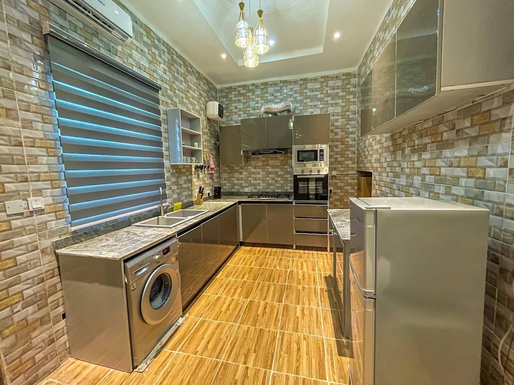 4 Bedroom Luxury Entire Apartment With Wifi view 5
