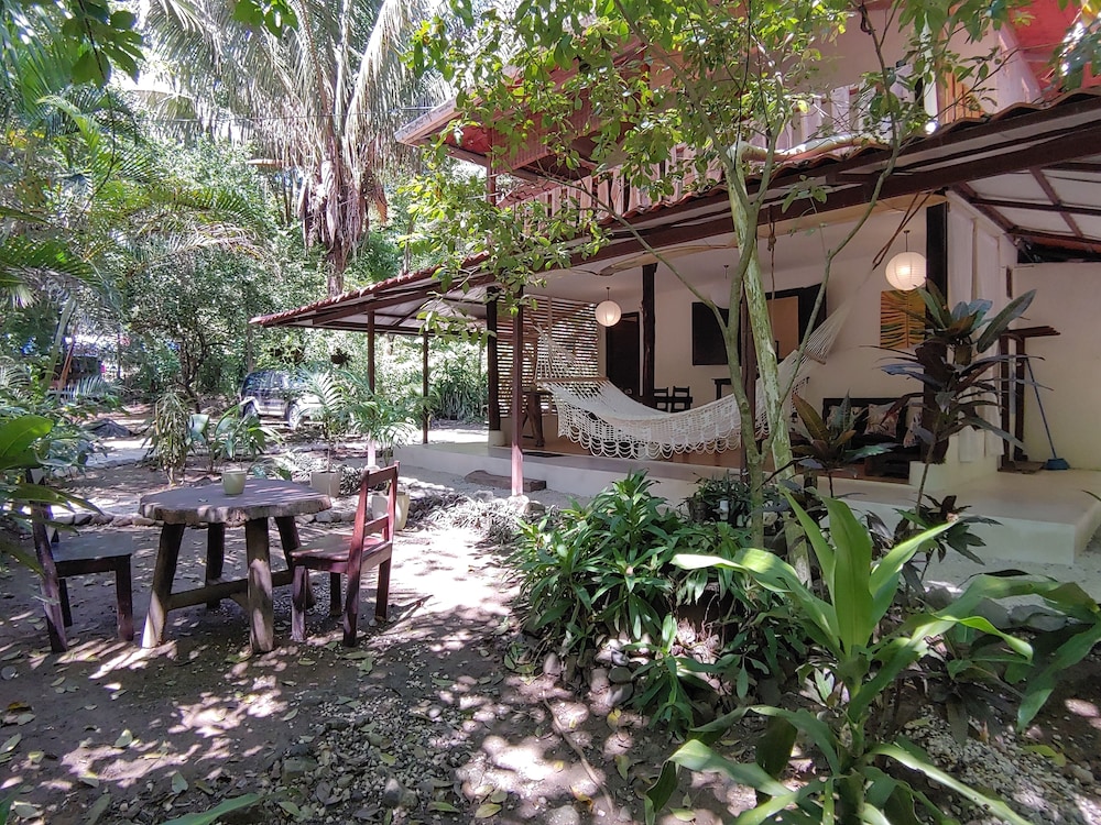 Colibri Surf House & Flats