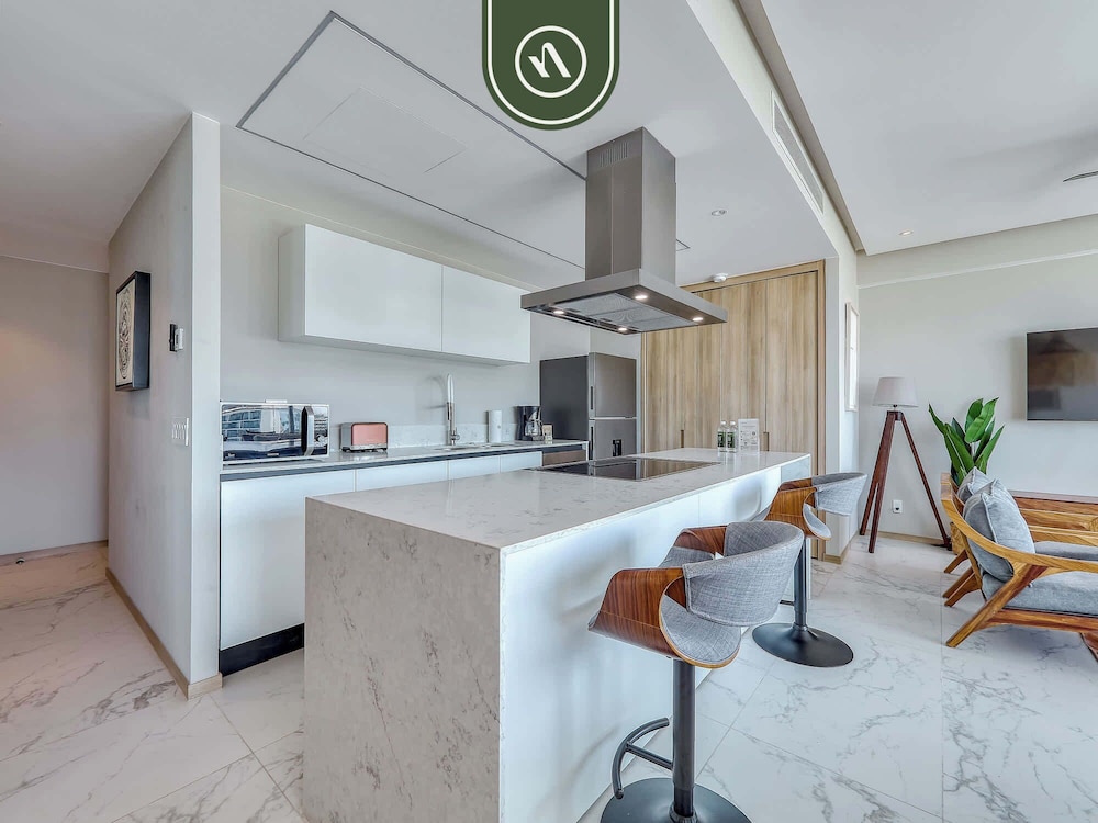 Luxury 3 BR Condo - Beach Access 1 Block Away