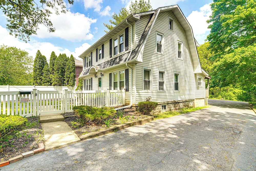 2 Mi to Dtwn: Spacious Apartment in Joliet