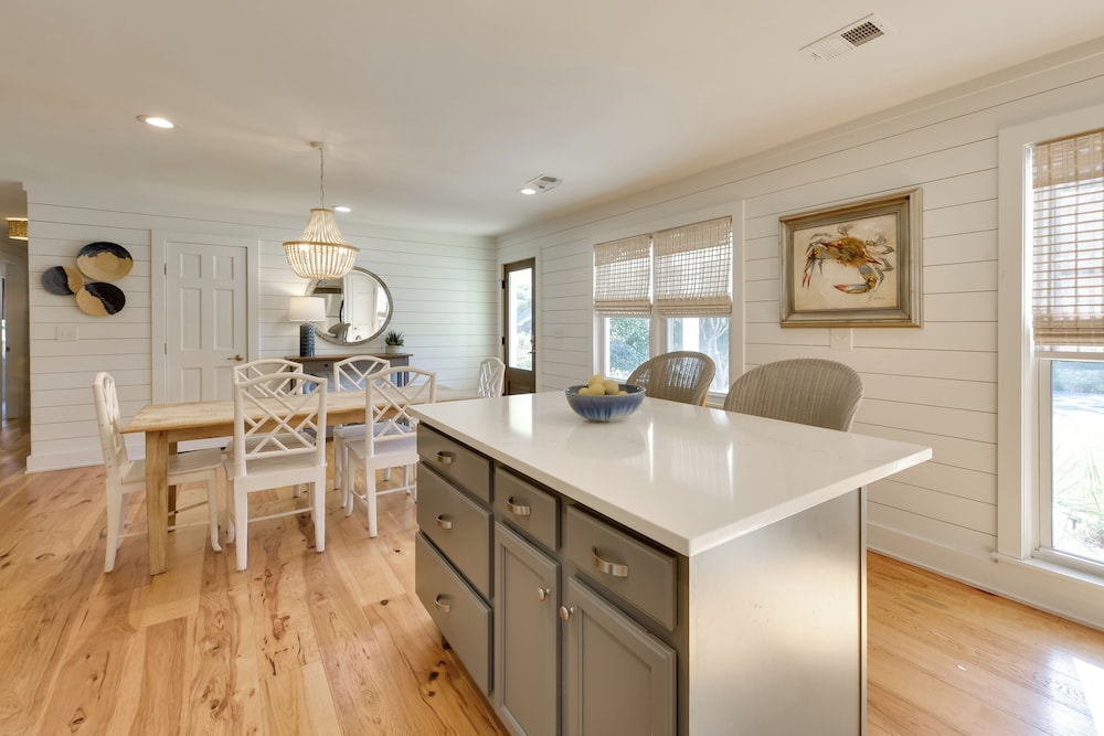 3 Mi to Beach: Coastal Escape in Mount Pleasant