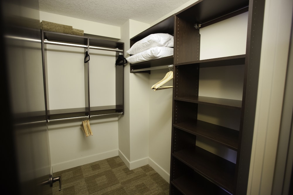 Corporate Suites of Calgary - Eightwelve