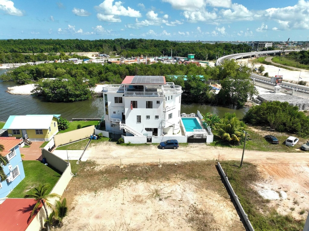 Poolside Seaview Studio With Infinity Pool & Overwater Deck Near Airport, 1st FL