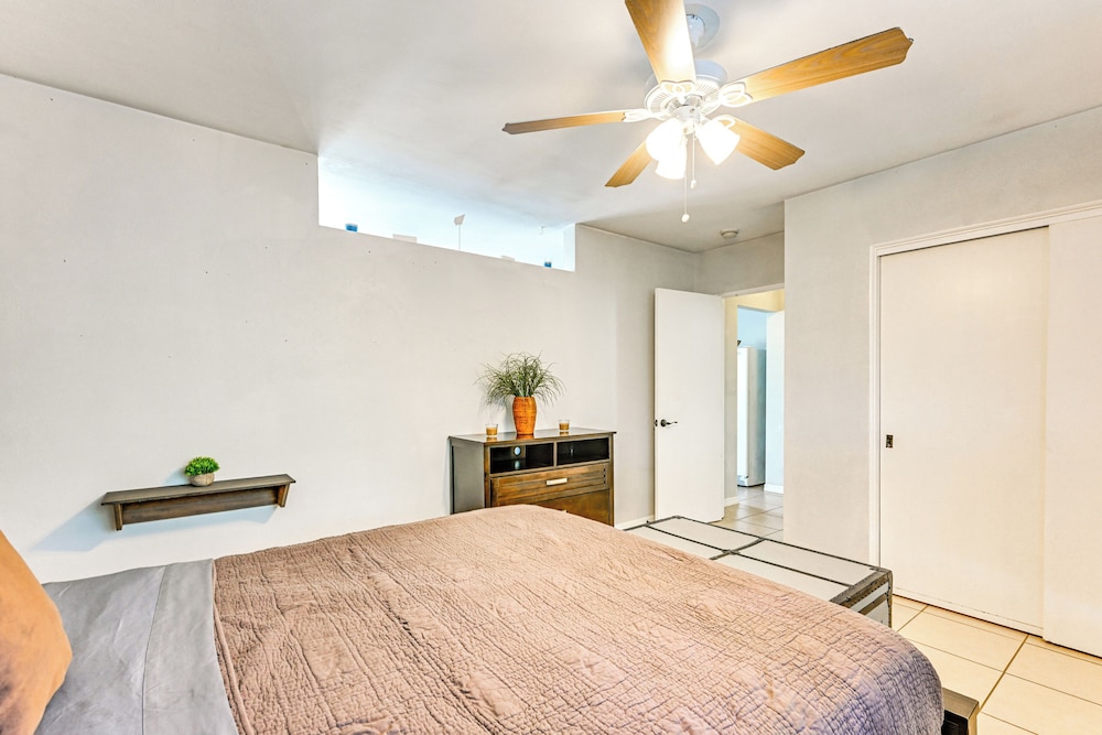 Outdoor Entertainment Area: Clearwater Condo!