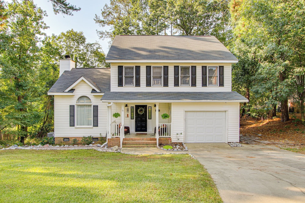 3 Mi to Marina: Quiet Getaway w/ Deck in Lexington